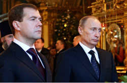 الرئيس الروسي ديمتري مدفيديف ورئيس وزرائه فلاديمير بوتين (ألكسي دروزهنين - أ ب)