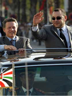 الملك المغربي محمد السادس ونظيره الأردني عبدالله الثاني في فاس أمس (أ ب)