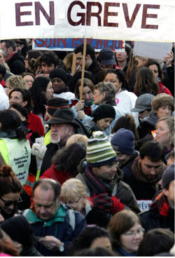 عمال مشاركون في الإضراب الذي شهدته فرنسا قبل شهرين (ثيبو كاموس - أ ب)