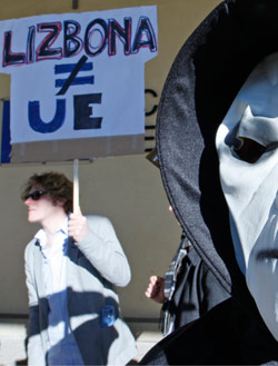 تظاهرات ضد توسيع الاتحاد الأوروبي في بروكسل أول من امس (يفيس هيرمن - رويترز)