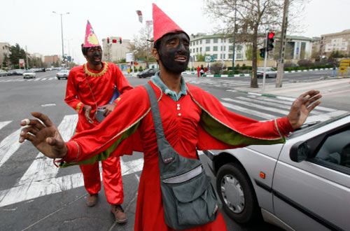 الإيرانيون يحتفلون بعيد النوروز في شوارع طهران (وحيد سالمي - أ ب)