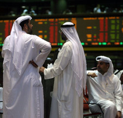متداولون في البورصة الكويتية يراقبون حركة أسعار الأسهم أول من أمس (ياسر الزيّات ــ أ ف ب)