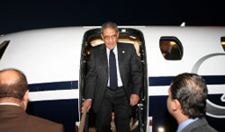 عمرو موسى لدى وصوله إلى مطار بغداد الأسبوع الماضي (هادي مزبان ــ رويترز)