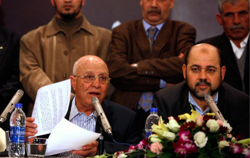 موسى مرزوق وأحمد قريع خلال مؤتمر صحافي مشترك في القاهرة الشهر الماضي (عمر نبيل - أ ب)