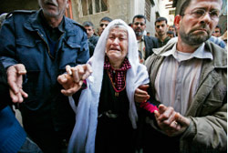 إمرأة فلسطينية تنتحب خلال تشييع أحد الشهداء في غزة أمس (صهيب سالم ــ رويترز)