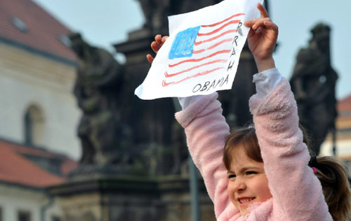 طفلة تشيكية تنتظر خطاب أوباما في براغ أمس (جان تريستيك - أ ب)