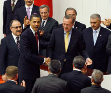 أردوغان يرافق أوباما بعد إلقاء الأخير كلمة أمام البرلمان التركي أمس (جايسن ريد ــ رويترز)