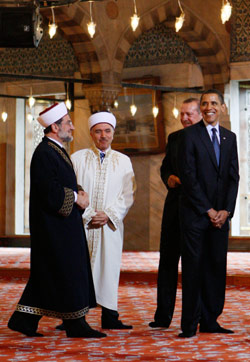 اوباما وأردوغان بصحبة رجال دين في المسجد الأزرق في اسطنبول أمس (تشارلز - داراباك)
