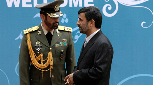 نجاد برفقة جنرال إيراني خلال احتفال ترحيب بنظيره الأرمني في طهران أمس (مورتيزا نيكوبازل - رويترز)
