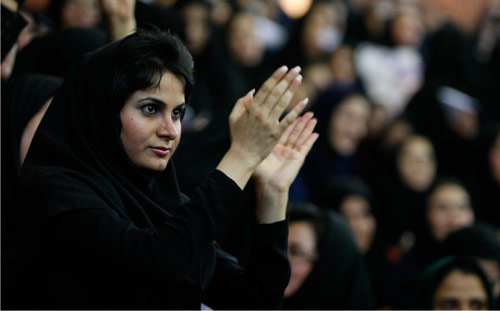 طالبة ايرانية مؤيدة للمرشح الإصلاحي، موسوي، خلال مهرجان انتخابي في إيلام أول من أمس (حسن سارباخشيان - أ ب)