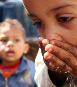 طفلة مصرية تشرب المياه في أحد شوارع دار السلام في القاهرة في أذار الماضي (عمرو دلش ـــ رويترز)