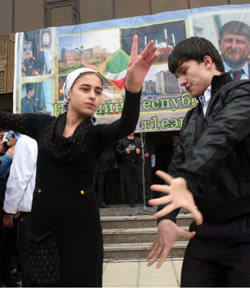 شيشانيون يحتفلون بعد إعلان روسيا انهاء عملياتها العسكرية في غروزني الخميس الماضي (موسى سادولاييف - أ ب)