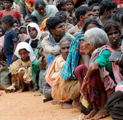 مدنيون فروا إلى قرية بوتوماتلان شمالي سريلانكا هرباً من النزاع الدائر في شمالي شرقي البلاد أول من أمس (سترنغر - رويترز)