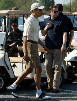 أوباما يصل إلى قاعدة أندرو الجوية كي يلعب الغولف في ماريلاند أمس (جيسون ريد - رويترز)