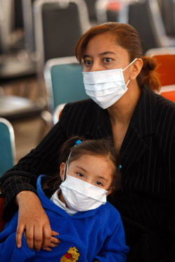 مكسيكية تحتضن طفلتها في انتظار الحصول على علاج في احد مستشفيات المكسيك (داريو لوبيز - أ ب)