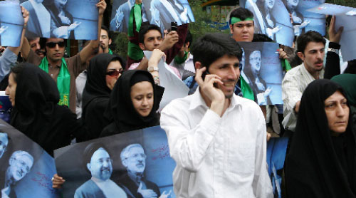 مؤيدون لموسوي خلال مهرجان انتخابي في طهران أول من أمس (بهروز مهري - أ ف ب)