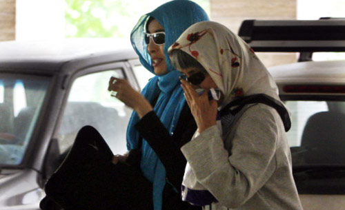 روكسانا صابري لدى خروجها من السجن برفقة والدتها في طهران امس (وحيد سالمي- أ ب)