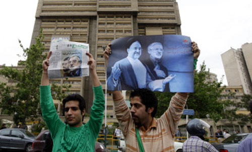 مناصرون للمرشح الإصلاحي مير حسين موسوي يرفعون صوره ومحمد خاتمي في طهران (حسن سربخشيان ـــ أ ب)