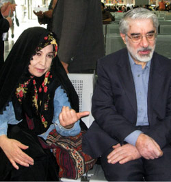 موسوي وزوجته في مطار طهران أول من أمس (حسن سارباخشيان - أ ب)
