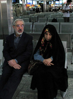 موسوي وزوجته زهراء رانافارد في مطار طهران الاثنين الماضي (حسن سربخجيان - أ ب)