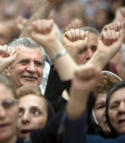 إيرانيون أرمن يتظاهرون ضد تركيا في طهران الشهر الماضي (مورتيزا نيكوبازل - رويترز)