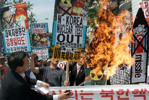 متظاهر مناهض لكوريا الشمالية يحرق صورة للرئيس الكوري الشمالي كيم جونغ ايل، في تظاهرة ضد تجربة بيونغ يانغ النووية في سيول، أمس ( جو يونغ هاك - رويترز )