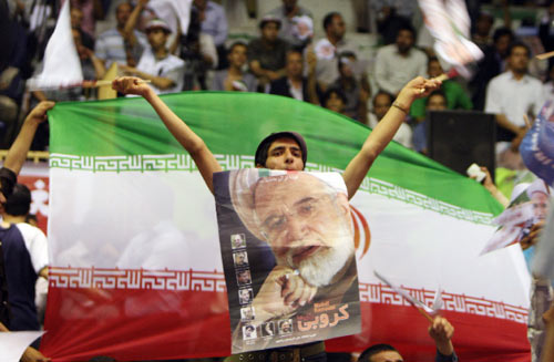 أنصار المرشّح الإصلاحي للرئاسة الإيرانية مهدي كروبي، أمس، خلال حملة انتخابية في جامعة الفردوسي بمدينة مشهد (عطا كناري - أ ف ب)