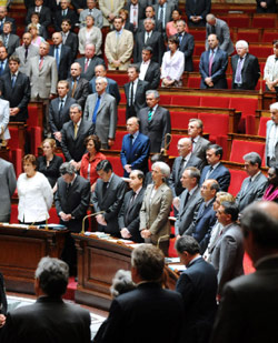 اعضاء مجلس النواب الفرنسي يقفون دقيقة صمت على ضحايا الطائرة الفرنسية (ا ف ب)
