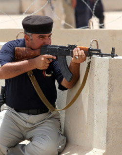 عنصر من الشرطة العراقيّة يتدرب في جنوبي غرب البصرة (عصام السوداني ـــ أ ف ب)
