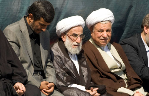 نجاد ورفسنجاني سوياً خلال الاحتفالات بذكرى الخميني في طهران أمس (كارين فيروز - رويترز)