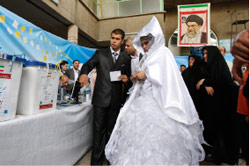 عروس تشارك في الاقتراع الرئاسي في طهران أمس (وحيد سالمي - أ ب)