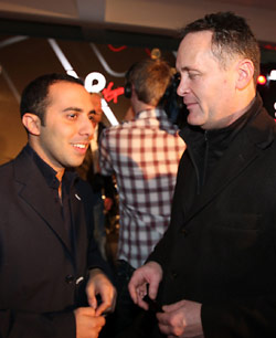 خليل بشير (إلى اليسار) وأندرو بارشال أمام عدسات وسائل الإعلام خلال حفل إطلاق فريق «فيرجين رايسينغ» في لندن 