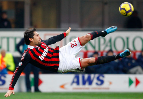 مهاجم ميلان ماركو بورييللو مسجلاً بطريقة استعراضية ثاني هدفيه في مرمى جنوى (أنطونيو كالاني ــ أ ب)