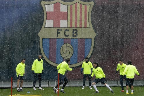 لاعبو برشلونة خلال حصة تدريبية (جوسيب لاغو ــ أ ف ب)