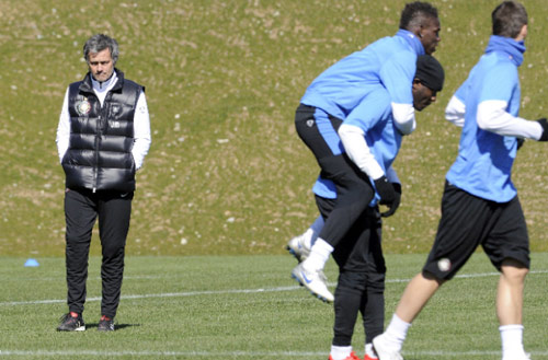 جوزيه مورينيو مراقباً لاعبيه خلال تمارين إنتر ميلانو استعداداً لمواجهة تشلسي (داميان ماير ــ أ ف ب)