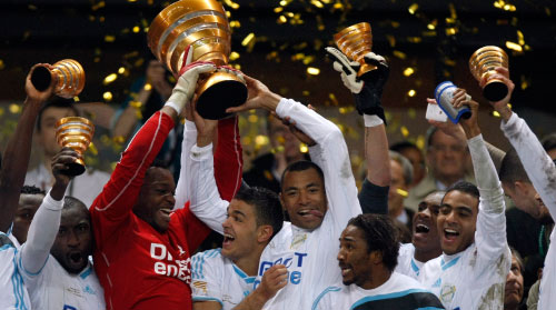 لاعبو مرسيليا يحتفلون بإحرازهم لقب كأس رابطة الأندية الفرنسية (فرنسوا موري ـ أ ب)