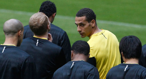 مدافع مانشستر يونايتد ريو فرديناند ينظر إلى زملائه خلال حصة تدريبية (ميكايلا ريهله ـ رويترز)