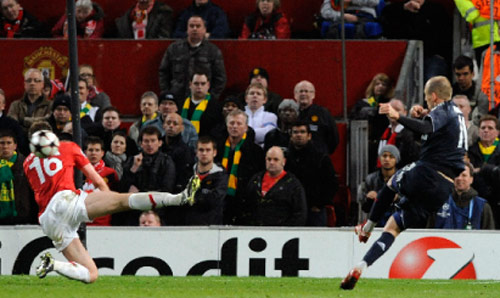 أريين روبن مسجلاً الهدف الثاني لبايرن ميونيخ في مرمى مانشستر يونايتد (نايجل روديس - رويترز)