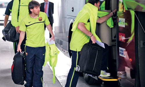 النجم الأرجنتيني ميسي يتهيّأ للصعود إلى الحافلة التي أقلّت برشلونة إلى ميلانو (دافيد راموس ــ أ ب)