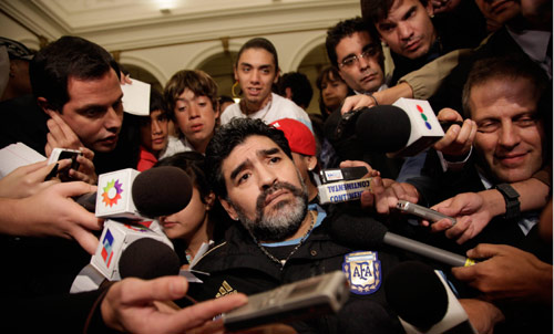 مدرّب المنتخب الأرجنتيني دييغو مارادونا محاصراً من الصحافيين (ناتاشا بيسارنكو ــ أ ب)