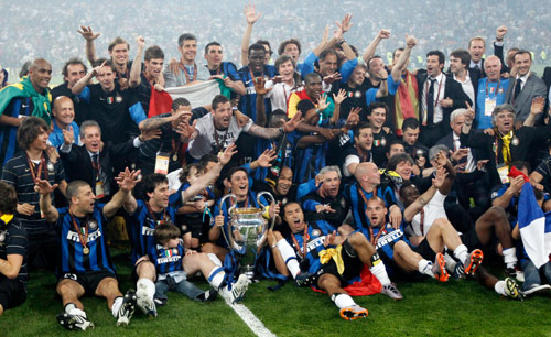 لاعبو إنتر ميلان الإيطالي وإداريوه يحتفلون بفوزهم بكأس دوري أبطال أوروبا (ماتياس شاردر ـ أ ب)