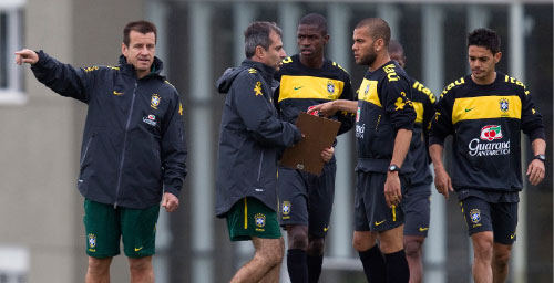 مدرب البرازيل دونغا يعطي التعليمات للاعبيه خلال الحصة التمرينية أمس في كوريتيبا (موريليو شيلي ـ أ ب)