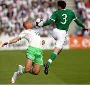 الجزائري عدلان قديورة يروّض الكرة أمام الإيرلندي غريغ كونينغهام خلال مباراة المنتخبين أمس في دبلن (بيتر موريسون ـ أ ب) 