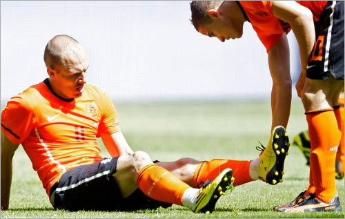 روبن لحظة تعرضه للإصابة في المباراة الودية أمام المجر (بيتر ديونغ ــ أ ب)