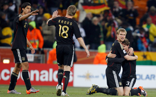 لاعبو المنتخب الألماني يحتفلون بتأهلم الى دور الـ16 (سيفيوي سيبيكو ـ رويترز)