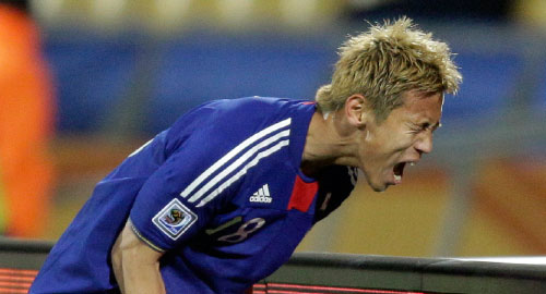 نجم المنتخب الياباني كايسوكي هوندا معرباً عن فرحته بعد تسجيله اول اهداف اليابان امام الدنمارك (شوجي كاجيياما ـ أ ب) 