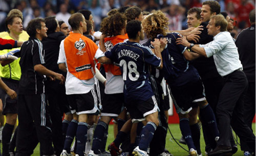 المشادة الشهيرة على هامش لقاء ألمانيا والأرجنتين في مونديال 2006 (أرشيف)