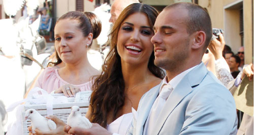 سنايدر وزوجته خلال حفل زفافهما الأسبوع الماضي (جيانبييرو سبوزيتو ــ رويترز)