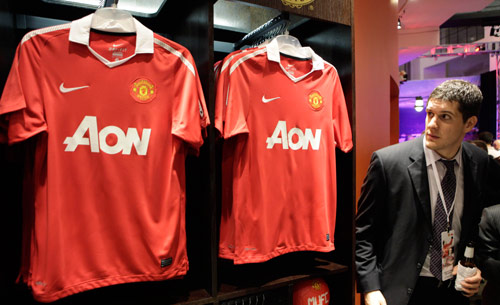 قميص مانشستر يونايتد محظور في ماليزيا لتضمّنه شعار الشيطان (كارليس ريكس أربوغاست ــ أ ب)