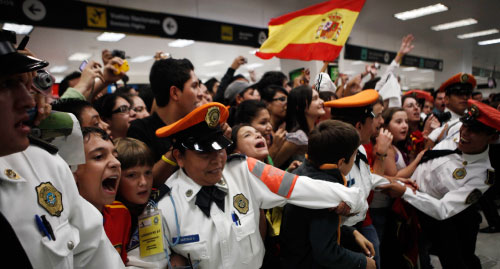 الشرطة المكسيكية تحاول السيطرة على مشجعين مكسيكيين احتشدوا في مطار مكسيكو سيتي لاستقبال المنتخب الإسباني (ميغيل توفار ـ أ ب) 